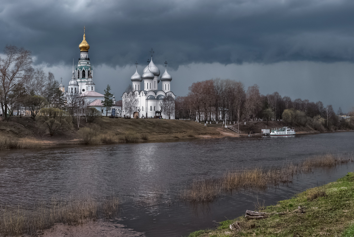Вологда весна церковь город река небо облака пейзаж