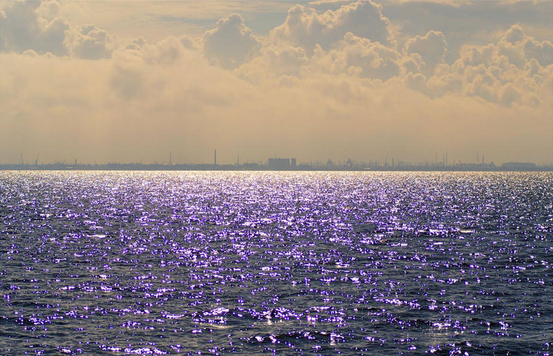 В дымке море солнце