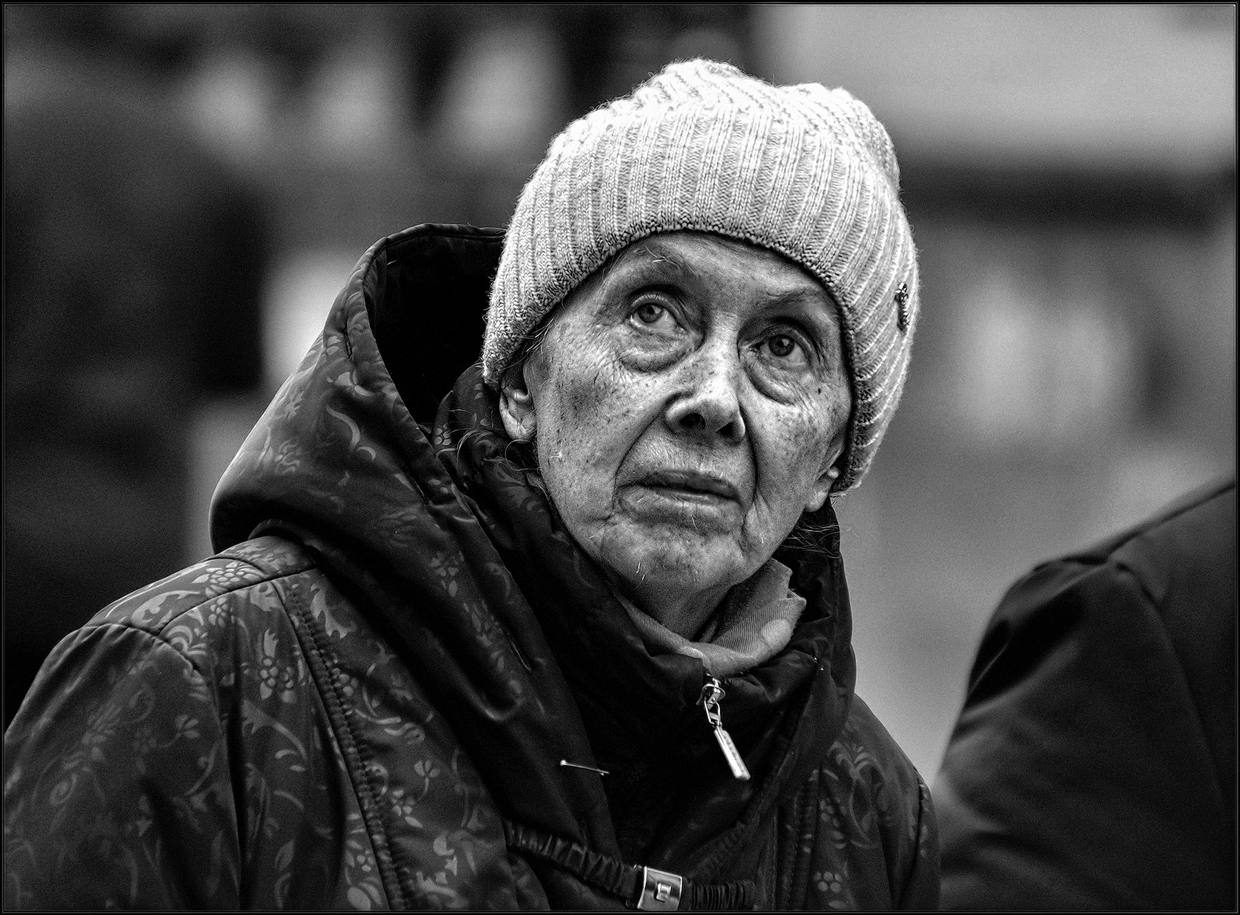 .... " Жизнь прожить - не поле перейти " .... портрет лицо женщина улица