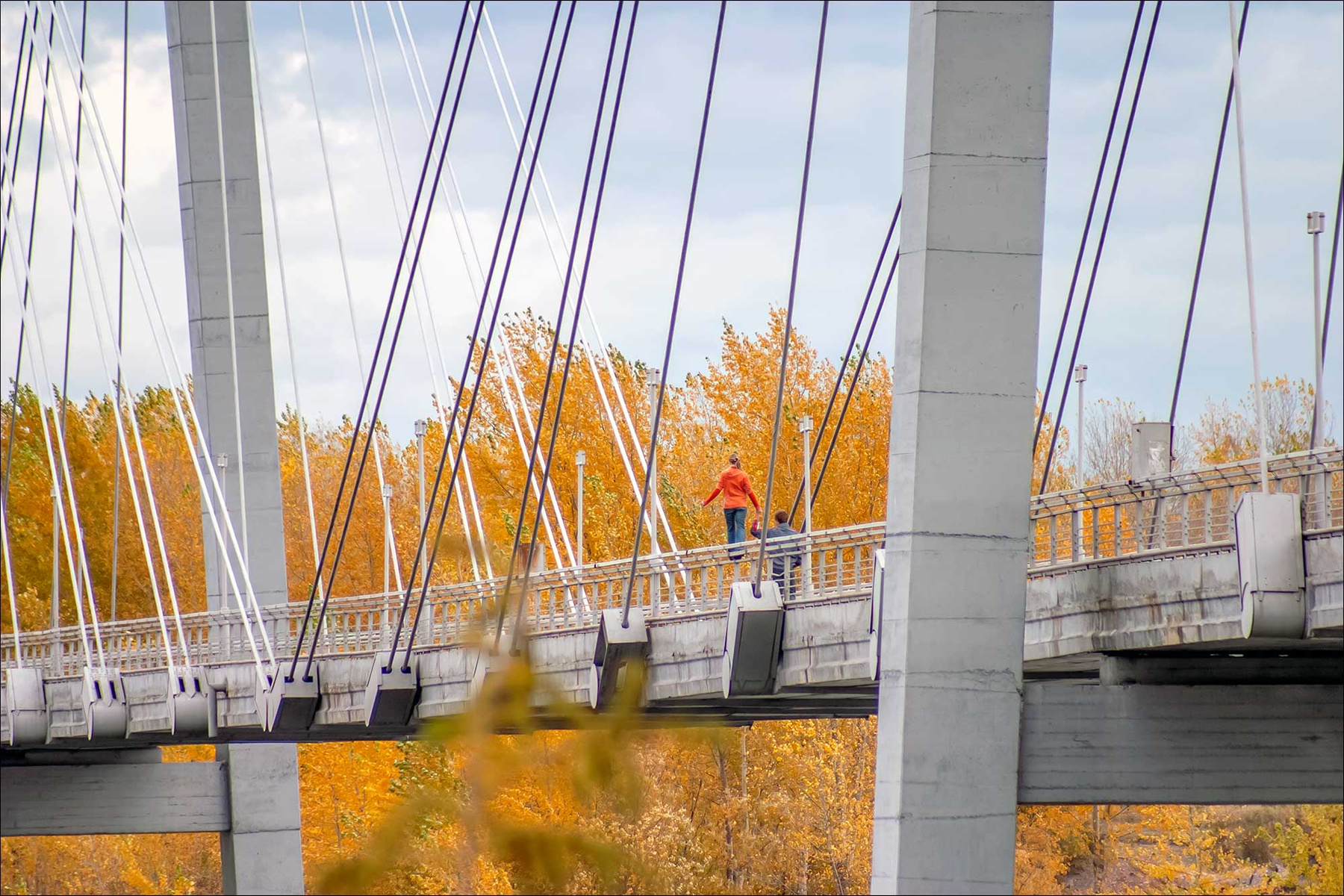 КАСКАДЁРЫ молодежь мост осень парочка