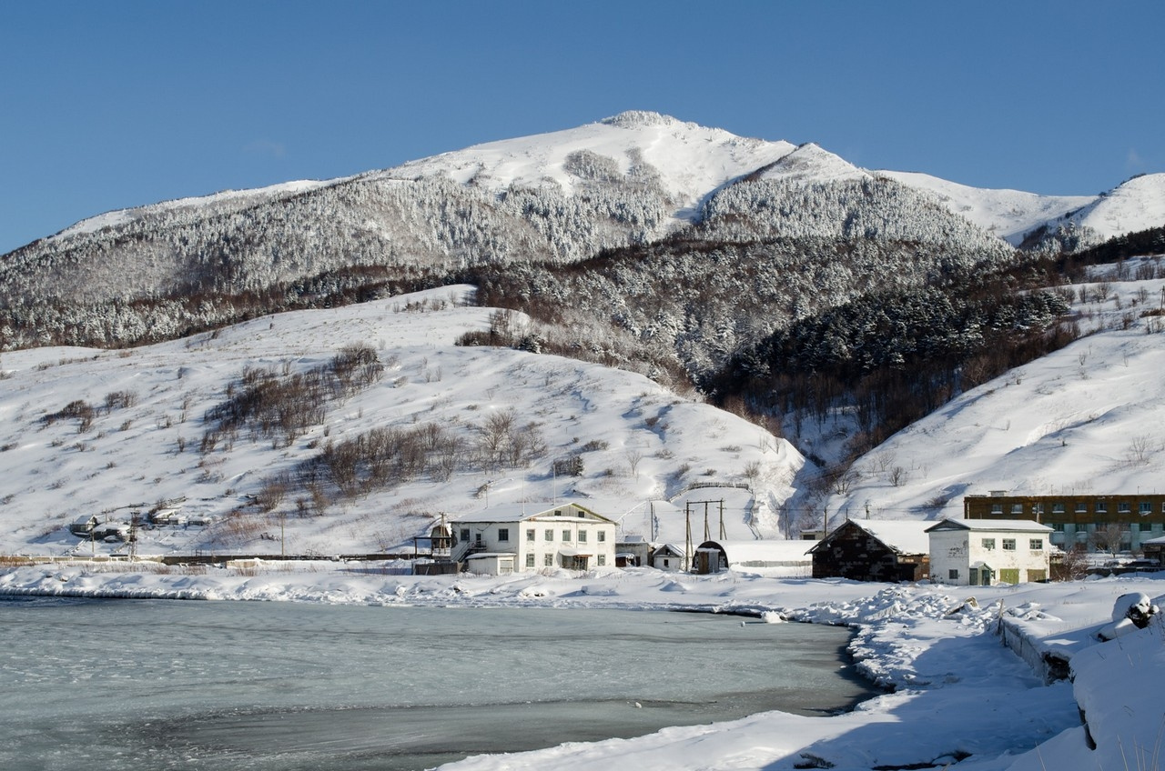 Вид на пик сахалинский зима, море, гора, лес, снег, день, пейзаж