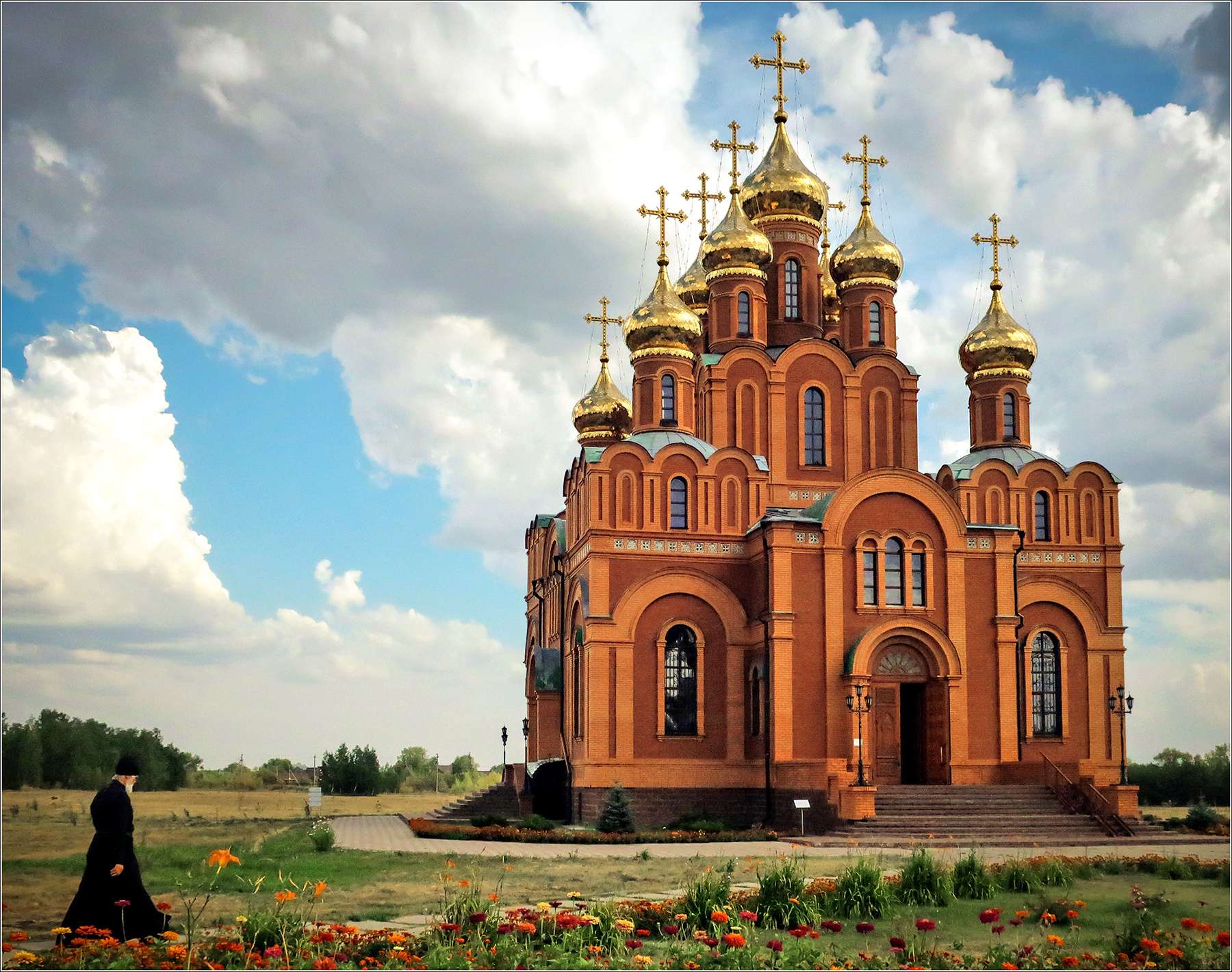*На службу* фотография путешествие Сибирь Омск село Ачаир женский монастырь Успенский собор лето жанр священник Фото.Сайт Photo.Sight Светлана Мамакина Lihgra Adventure
