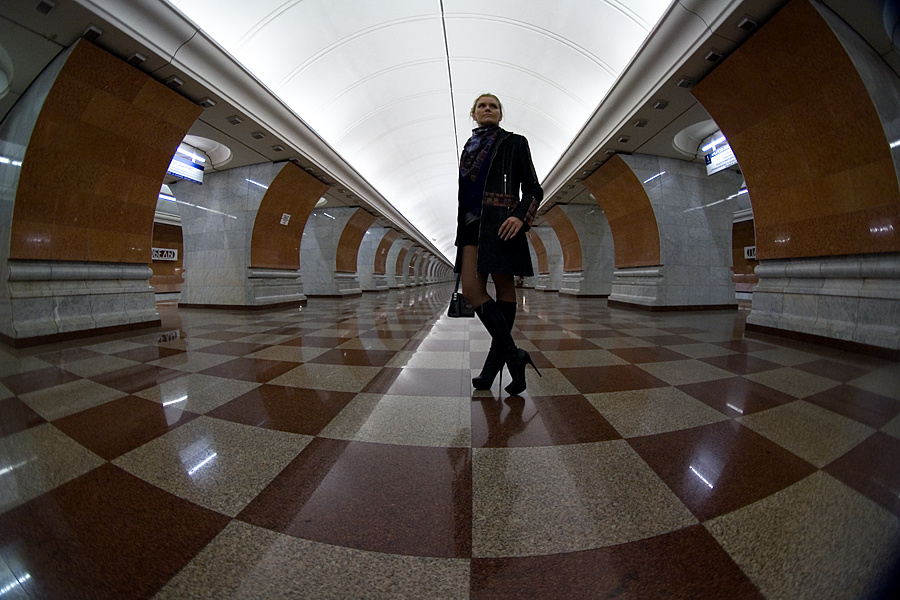 Королева метро девушка