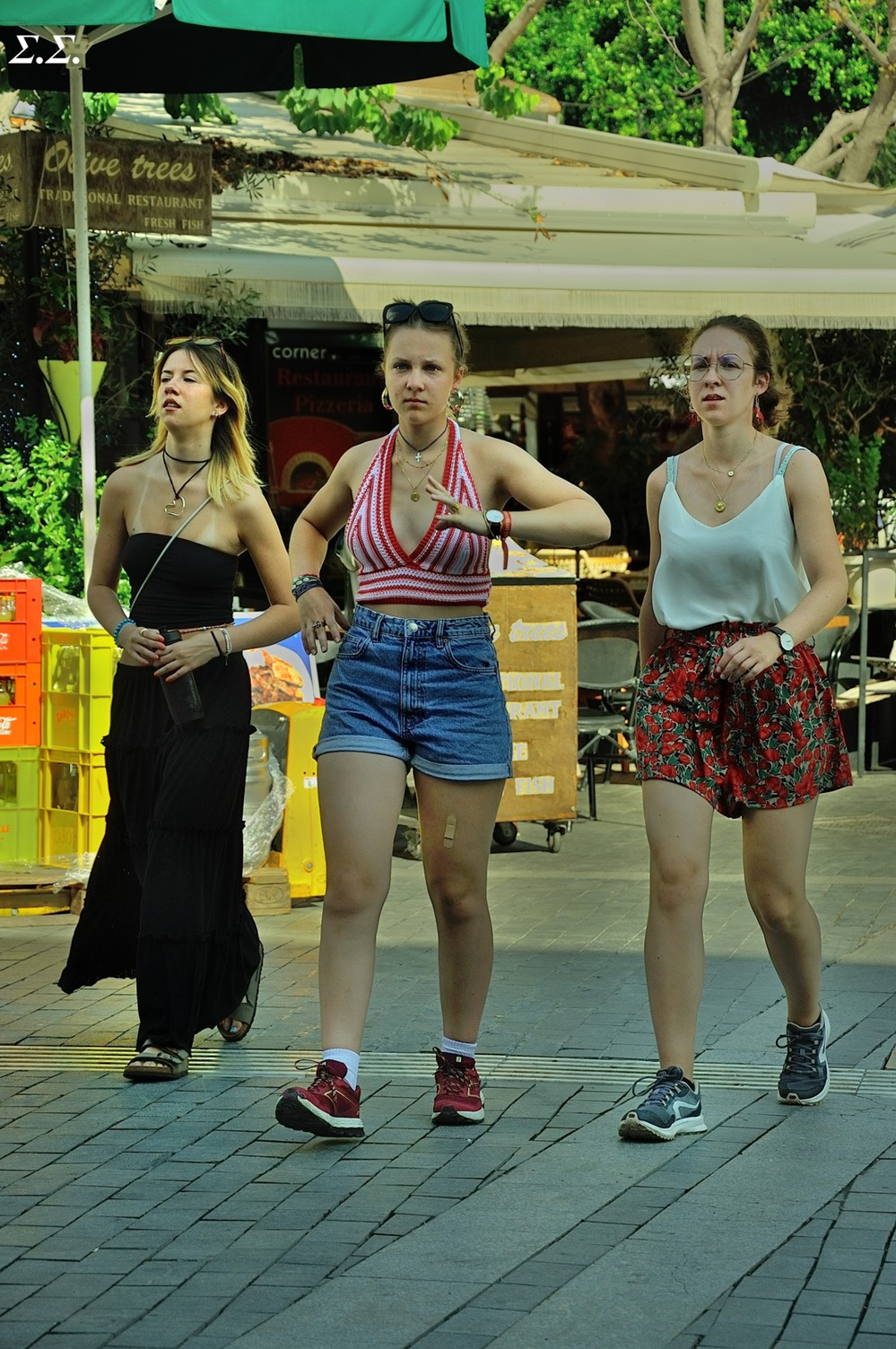 GIRLIE GANG ON THE MOVE 