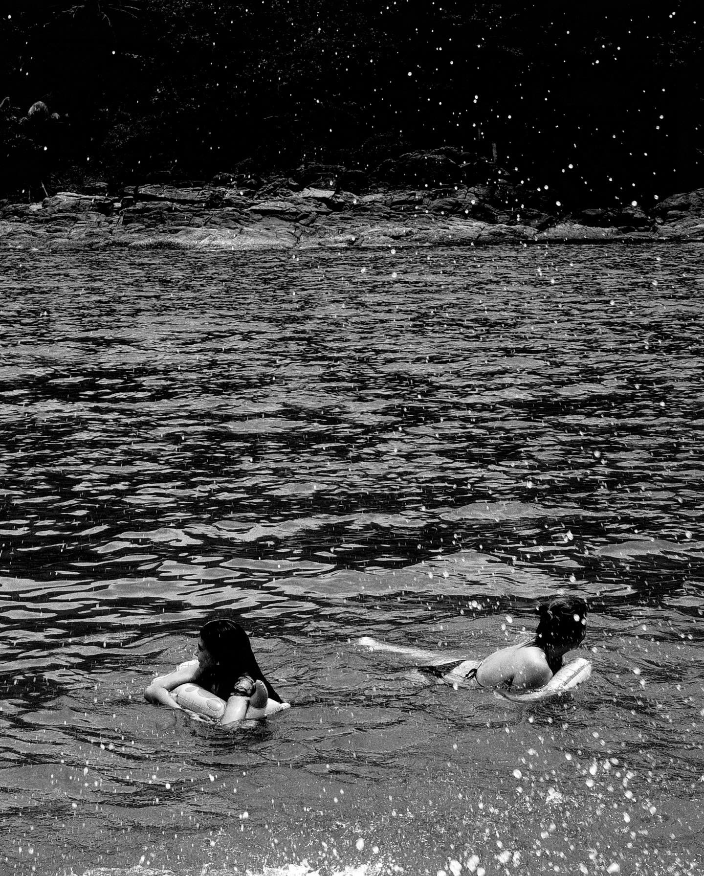 *** Ricoh GRIIIx thailand bw beach black and white