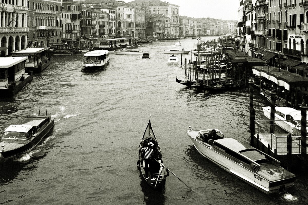 Венеция туманный Canal Grande Venezia Венеция Италия Canal Grande Большой Канал гондола гондольер канал лодки туман дымка дождь