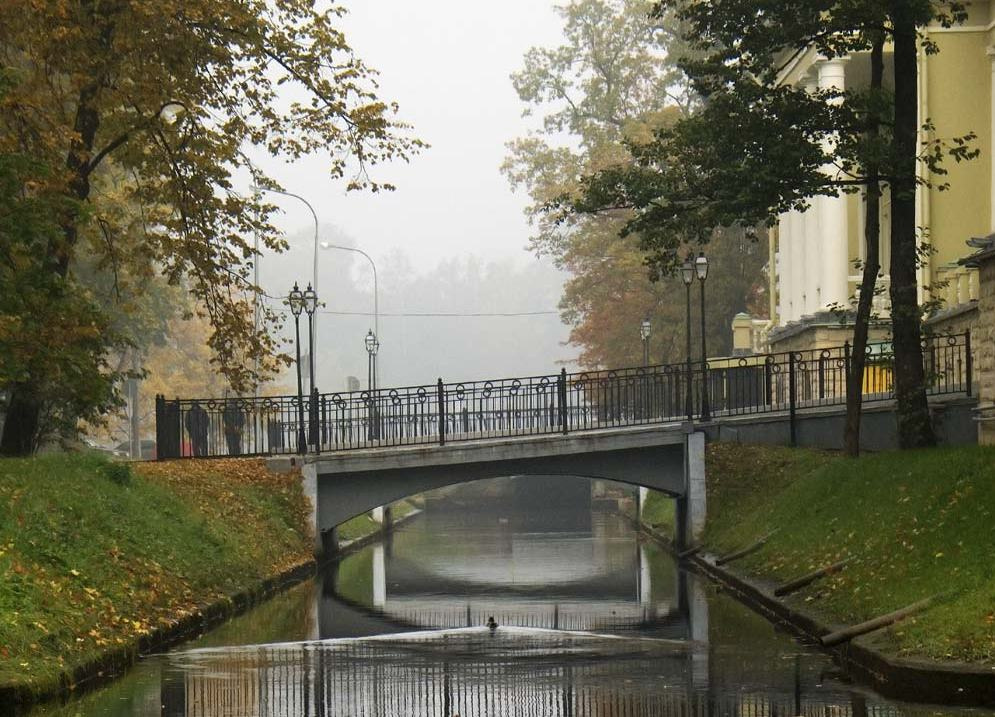 Косой мостик каменный остров