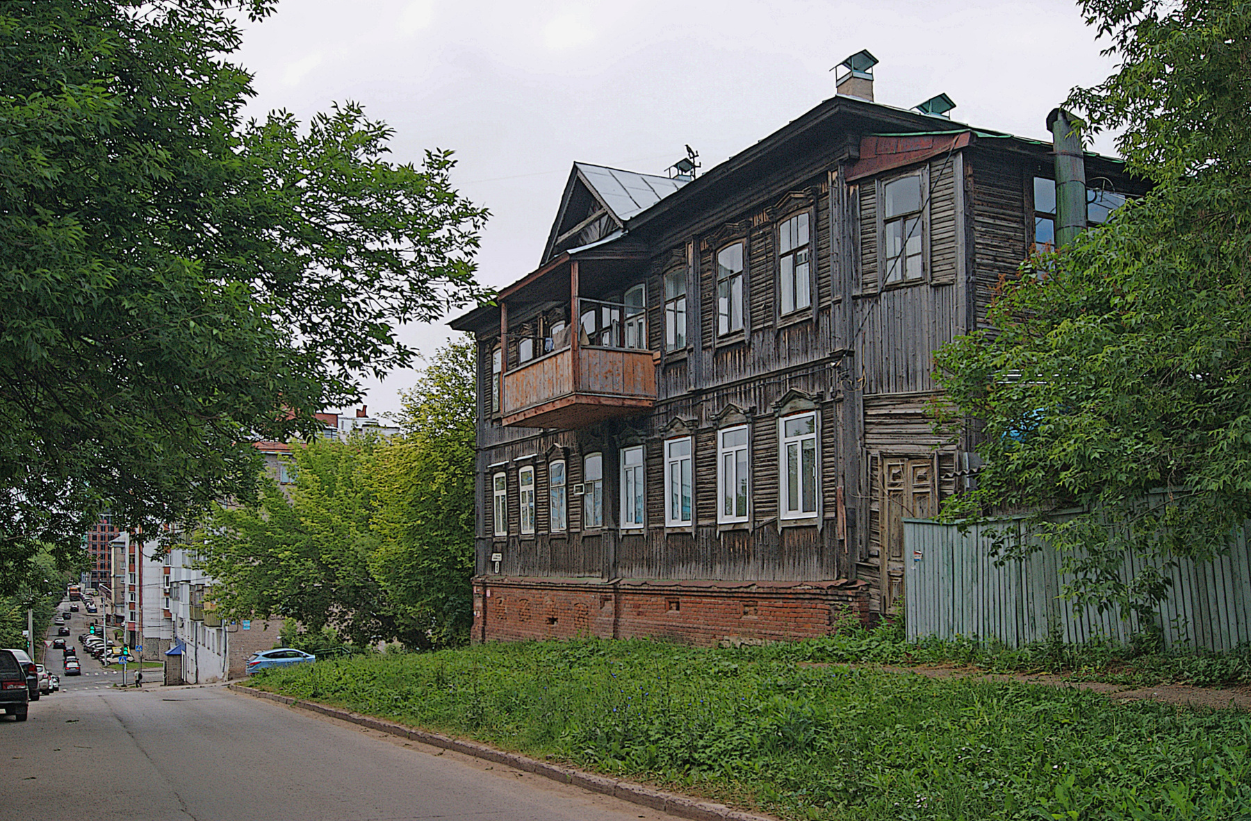 Старый дом с балконом город улица старый дом
