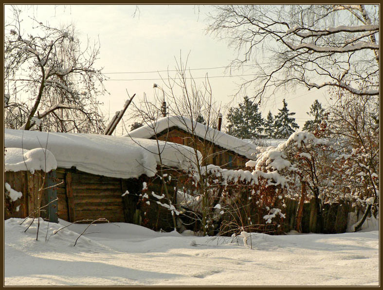 Снежное одеяло желтое небо пушистый снег провода домики зима