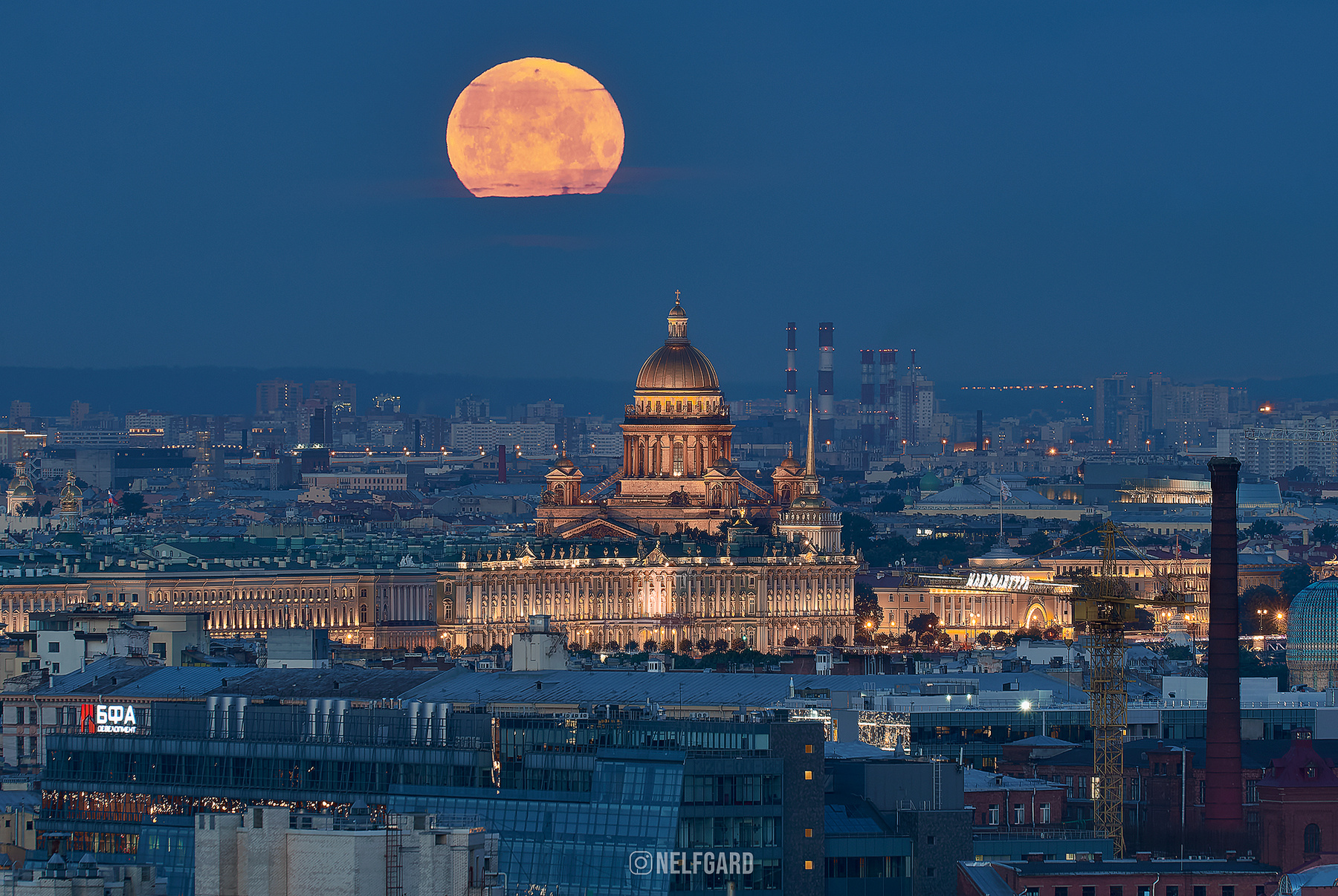 Полнолуние над Исаакиевским собором 