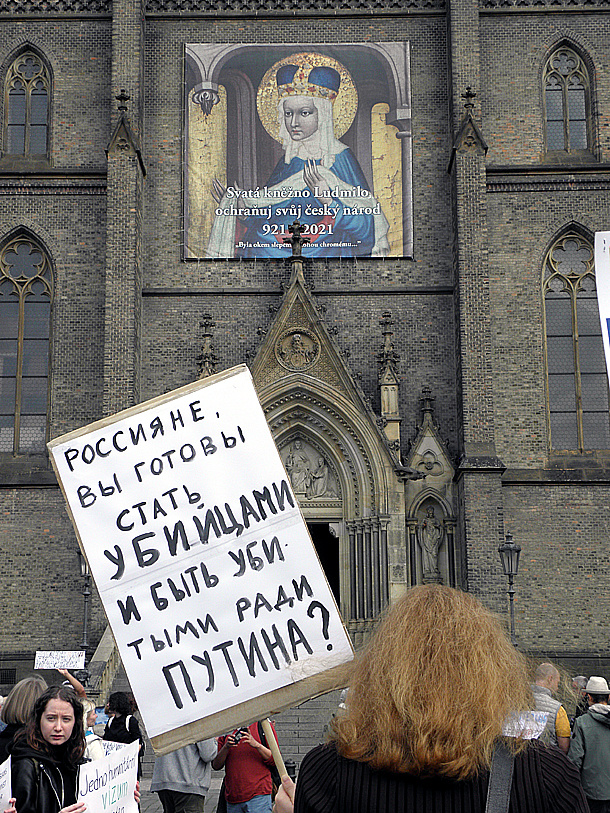*Прага, площадь Мира.* ОСТАНОВИТЕ ПУТИНА НЕТ МОГИЛИЗАЦИИ РУССКИЕ ПРОТИВ ПУТИН УБИЙЦА КРЫМ ЭТО УКРАИНА В ГААГУ