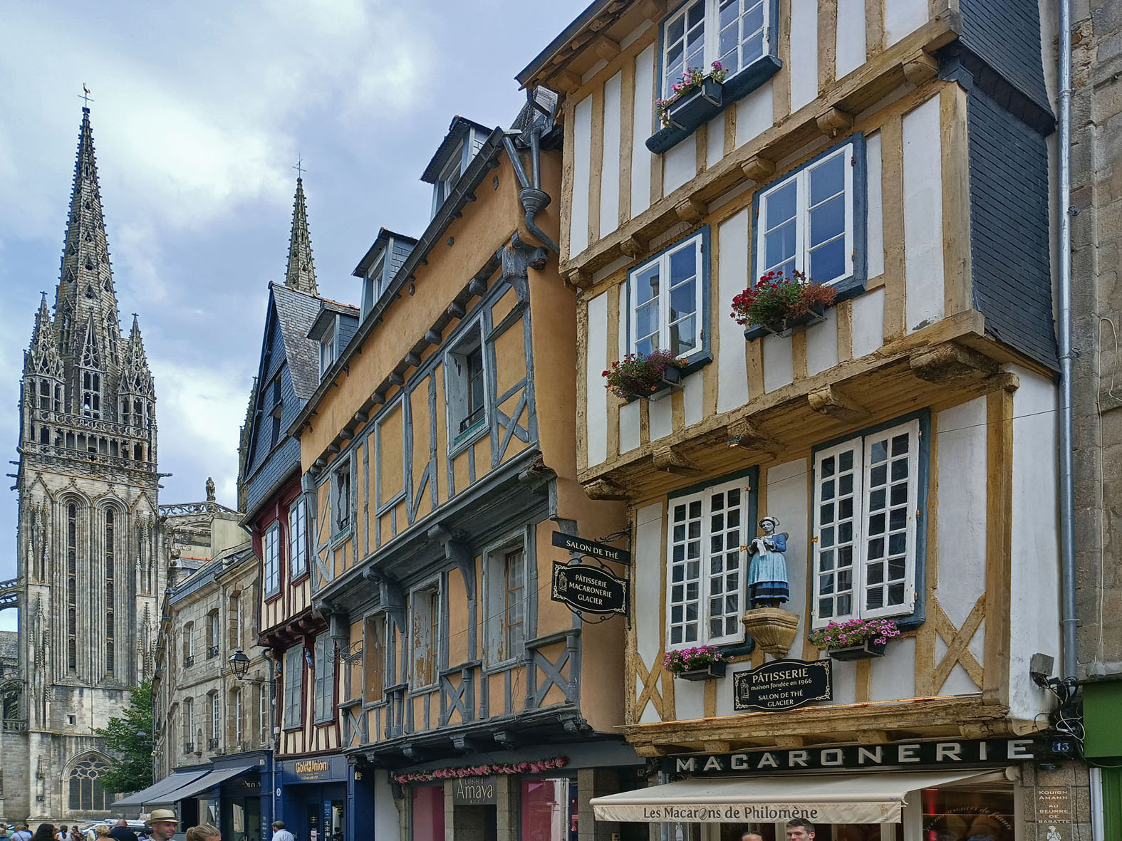 Quimper. Macaronerie Бретань Bretagne Финистер Finister Кемпер Quimper собор Корентин macaron кафе