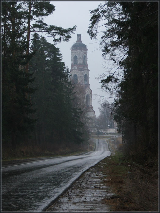 Средневековый призрак Осень, монастырь, дорога