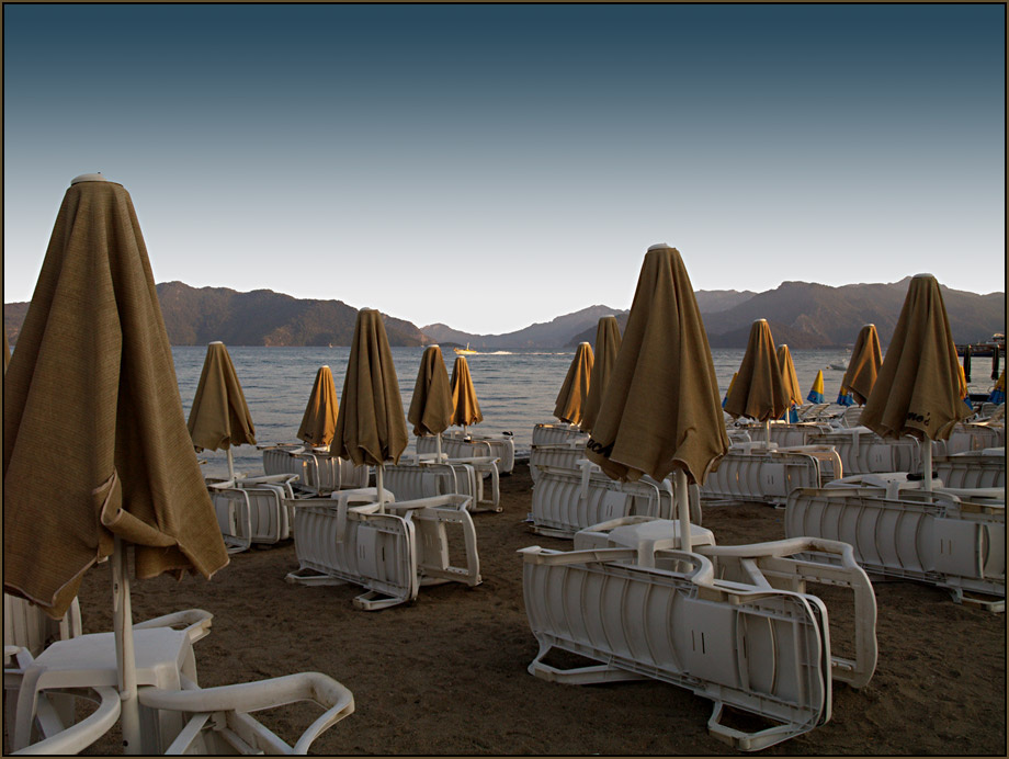 Beach пляж песок лежаки зонтики