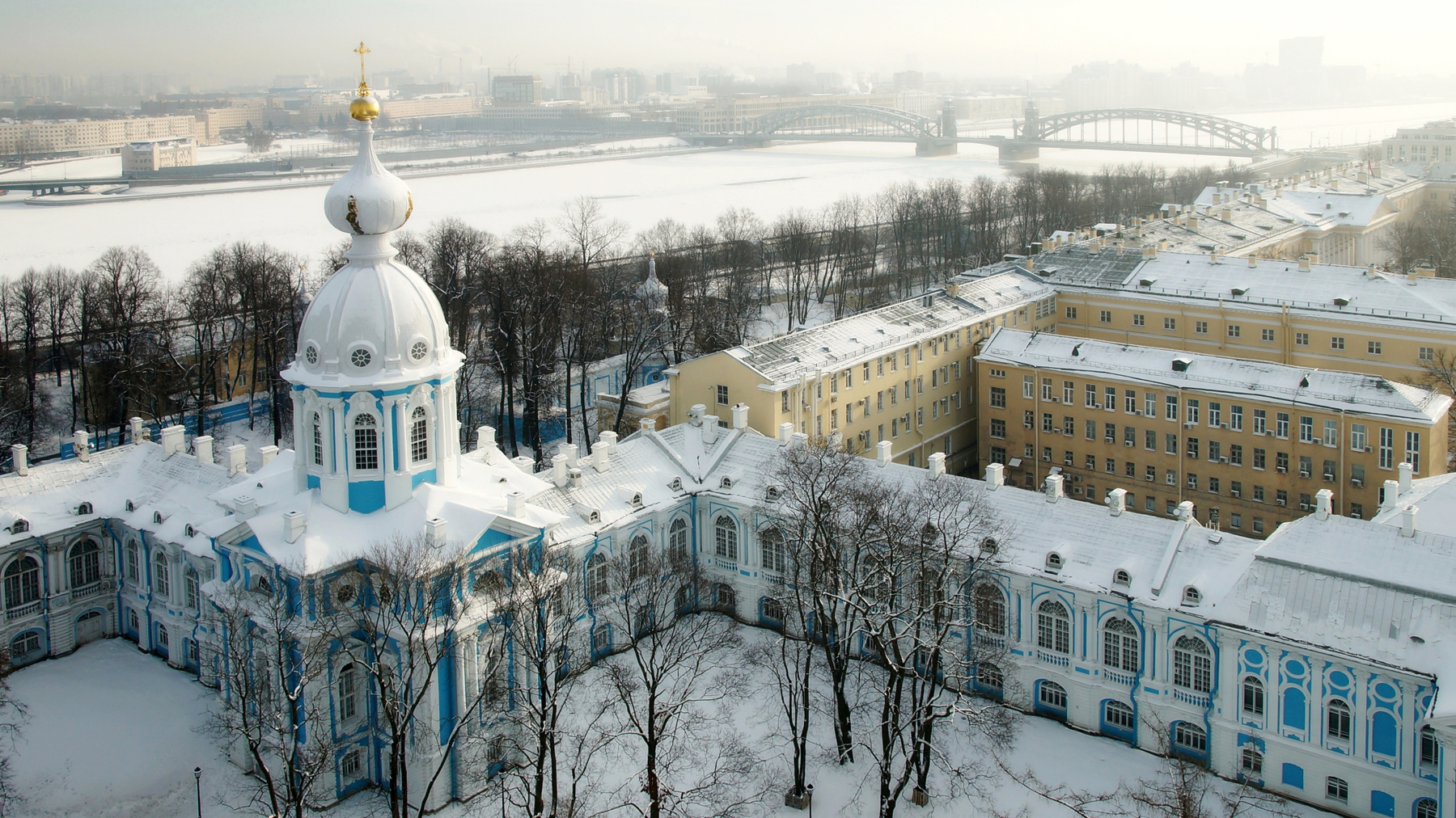 Солнечный день в Петербурге Санкт-Петербург зима Смольный монастырь Нева Большеохтинский мост