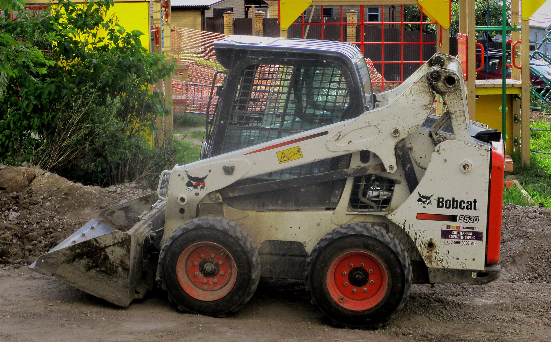 Bobcat Погрузчик двор лето