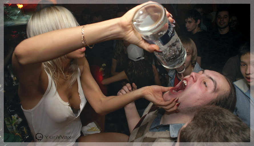 Не пей - козленочком станешь! водка vodka бар Ballantines bar девушка заливает льет льёт водку 