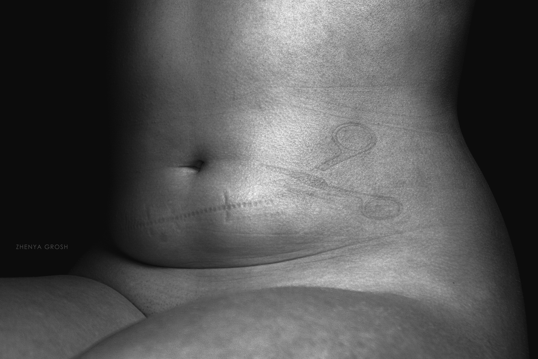 BodyFrottage девушка тело кожа арт концепт чб абстракция