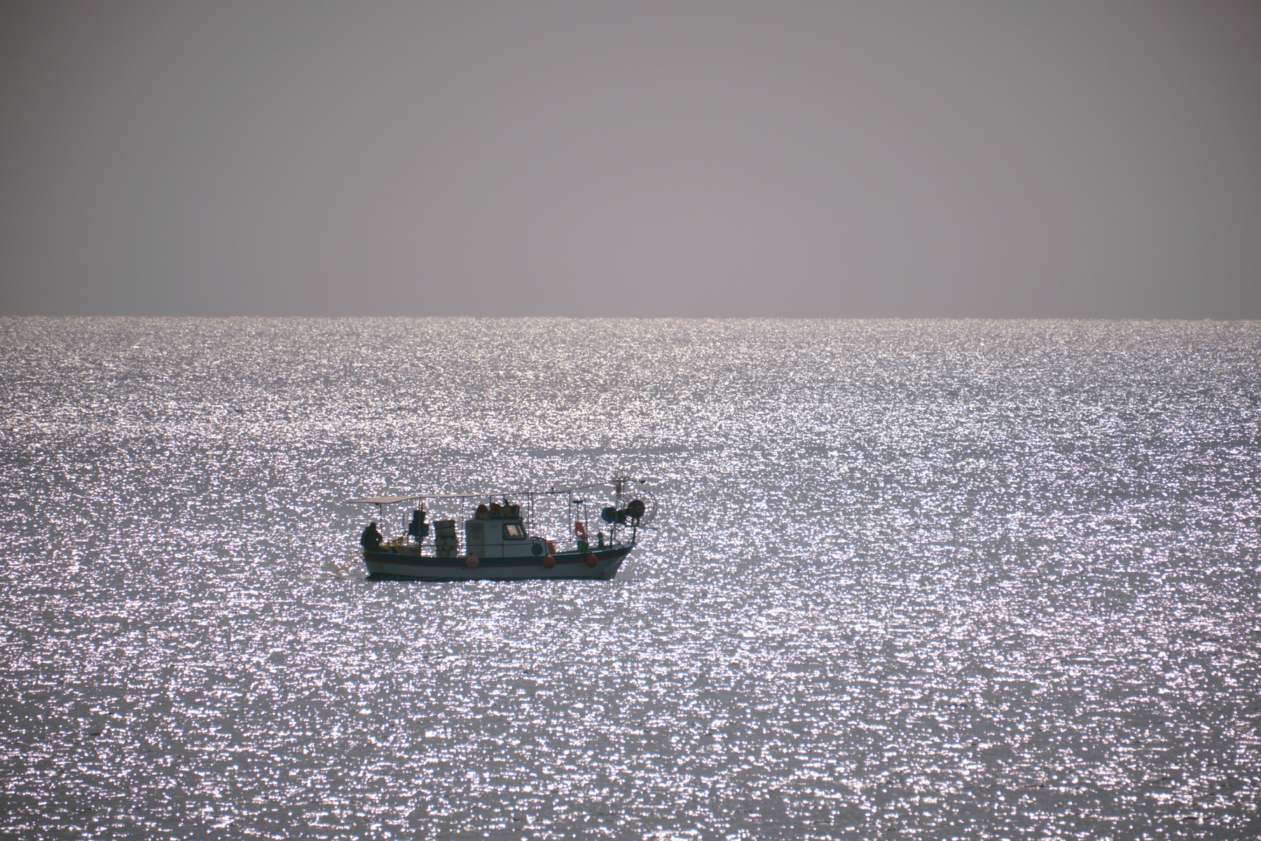 Рыболовы кипр море средиземное блики лодка рыбаки