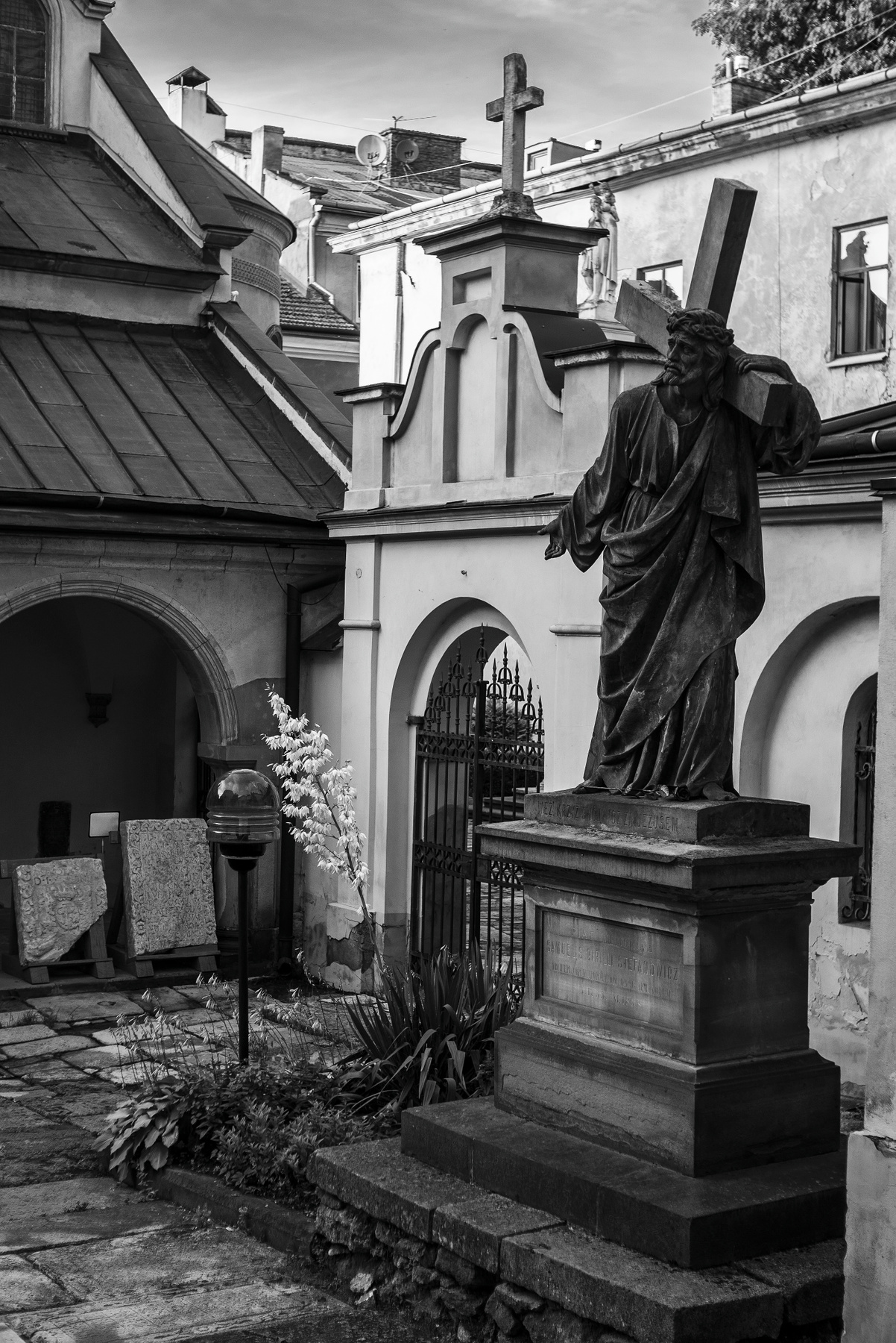 Церковный дворик 