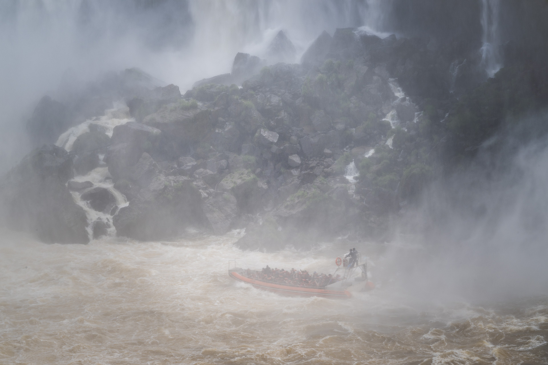 Водный мир игуасу водопад аргентина лодка iguazu