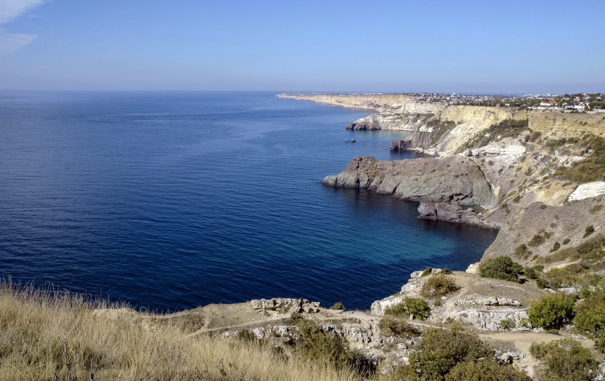 Отдыхающий крокодил. море скалы
