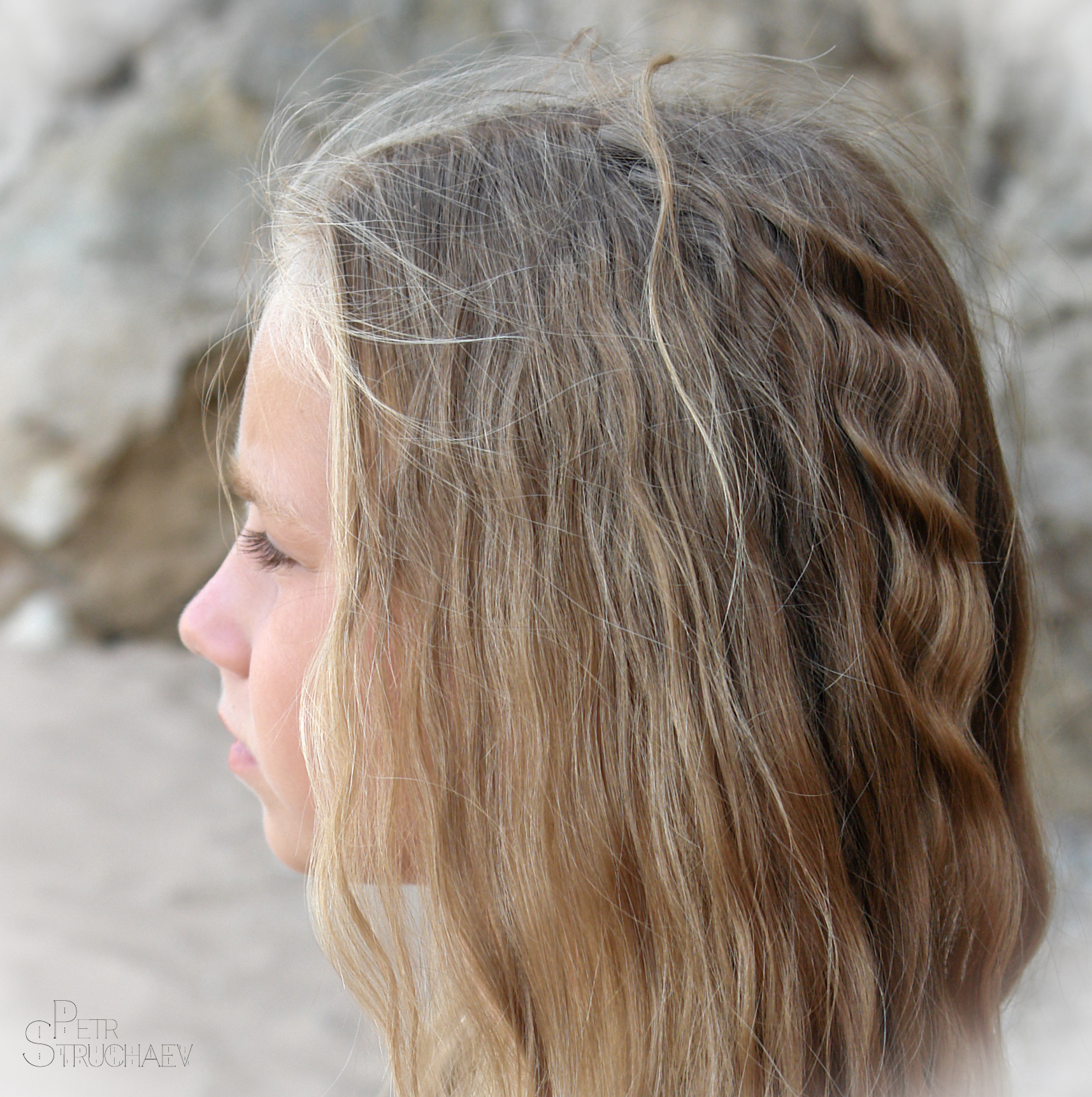 Fille au bord de la mer 