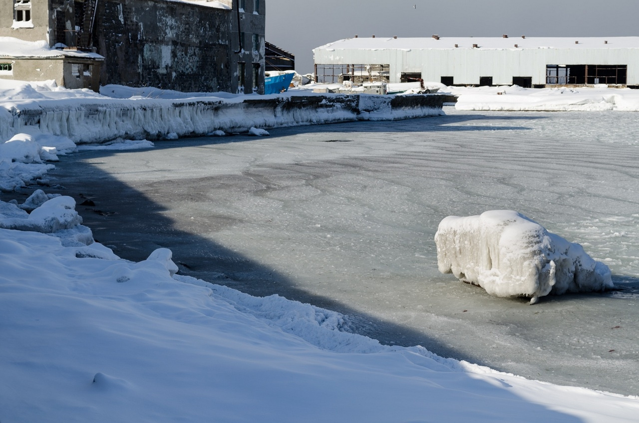 Замерзшая вода море, лед, вода, зима, камни, снег, день, порт, ковш