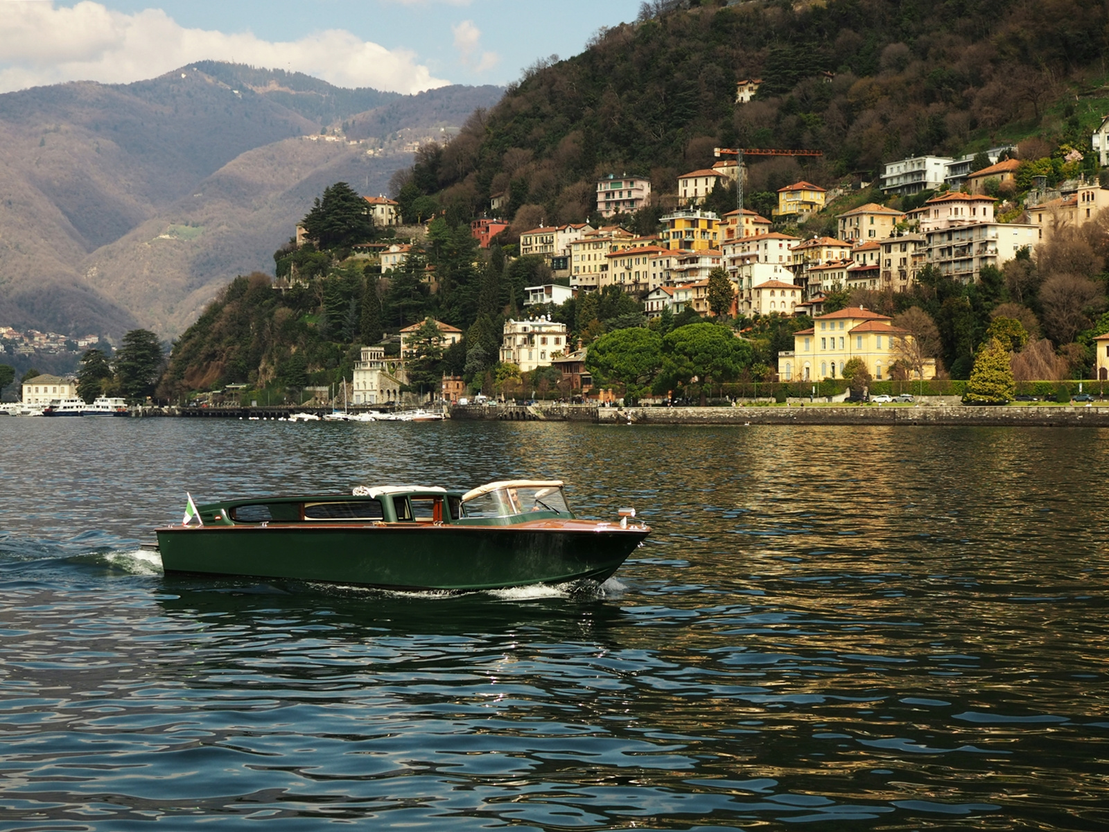 Капитанша озера Lago di Como  Италия Италия Ломбардия город Комо моторная лодка женщина озеро Lago di Como гора дома