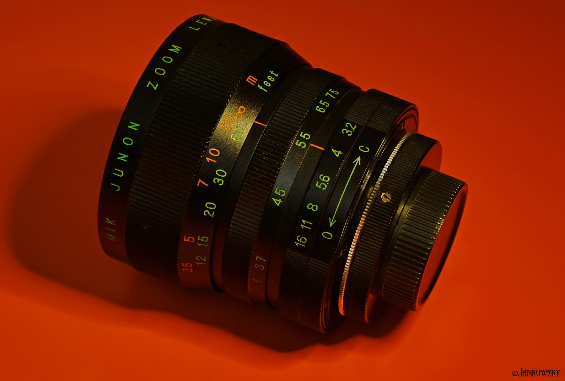 MIK JUNON 37-75mm F3.2 M42 объектив редкость раритет коллекция фототехника оранжевый фон музей экспонат