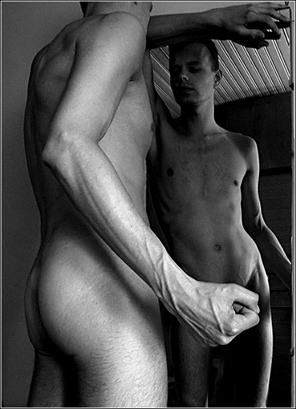 A ty kto... potshemu.. Paren nude zerkalo