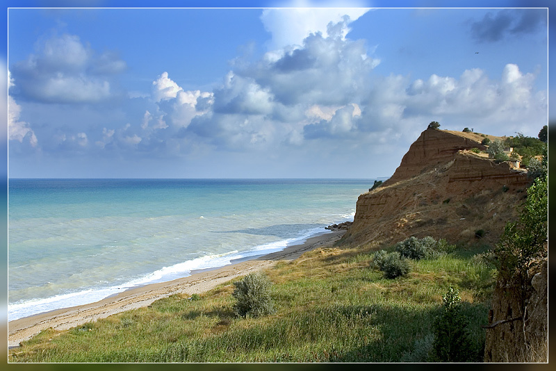 На берегу Черного моря. Лето. Море. Севастополь. Берег.