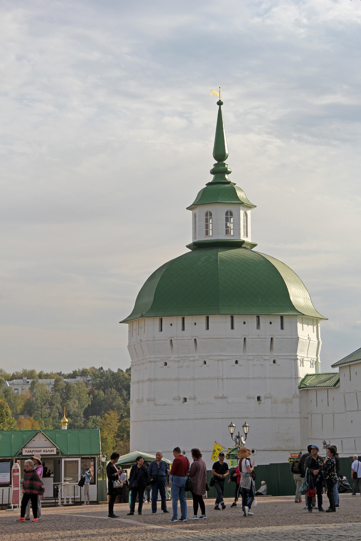 Пятницкая башня Святой-Троицкой Сергиевой Лавры и путешественники на площади.  Дата съемки: 13 сентября  2019 г. Сергиев Посад Архитектура Башня Монастырь Город