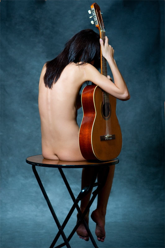 chica desnuda y guitarra 