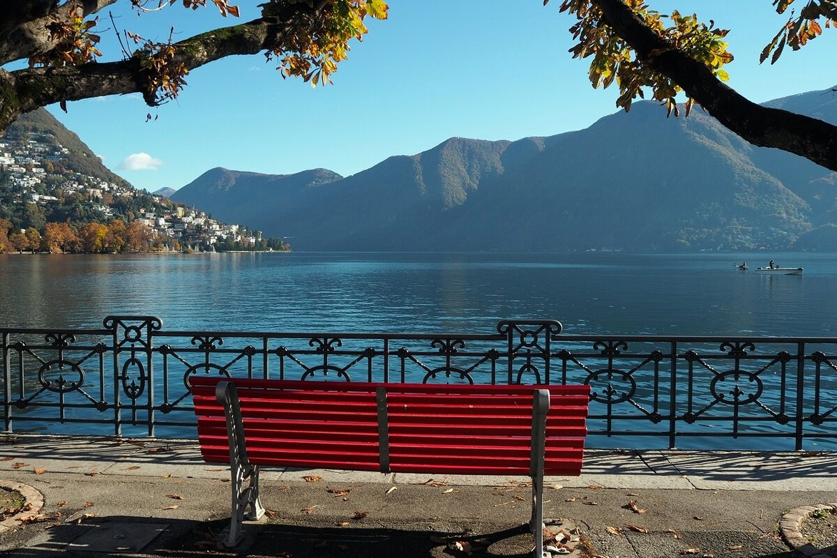 Набережная Lugano Швейцария Набережная Лугано Lugano озеро горы Швейцария панорама скамейка краски