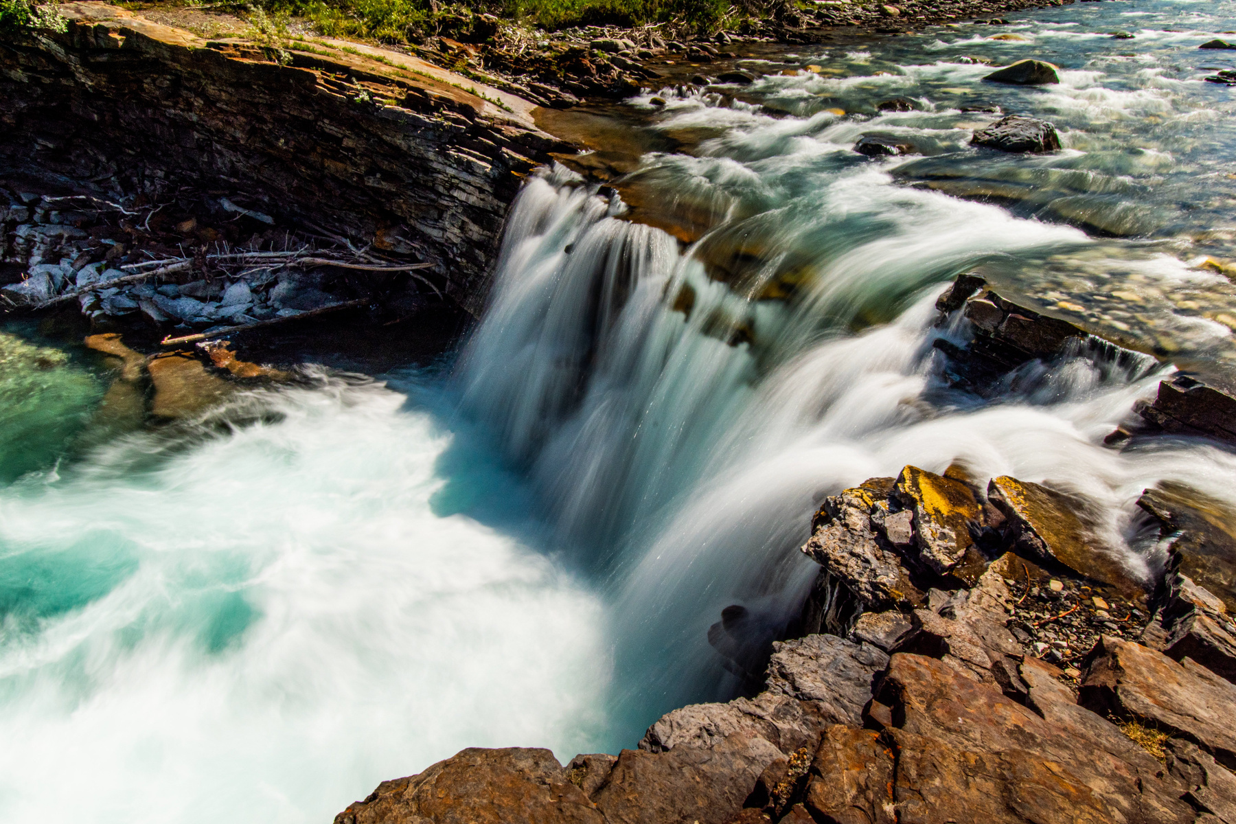 Маленький водопад Sheep River Waterfall водопад