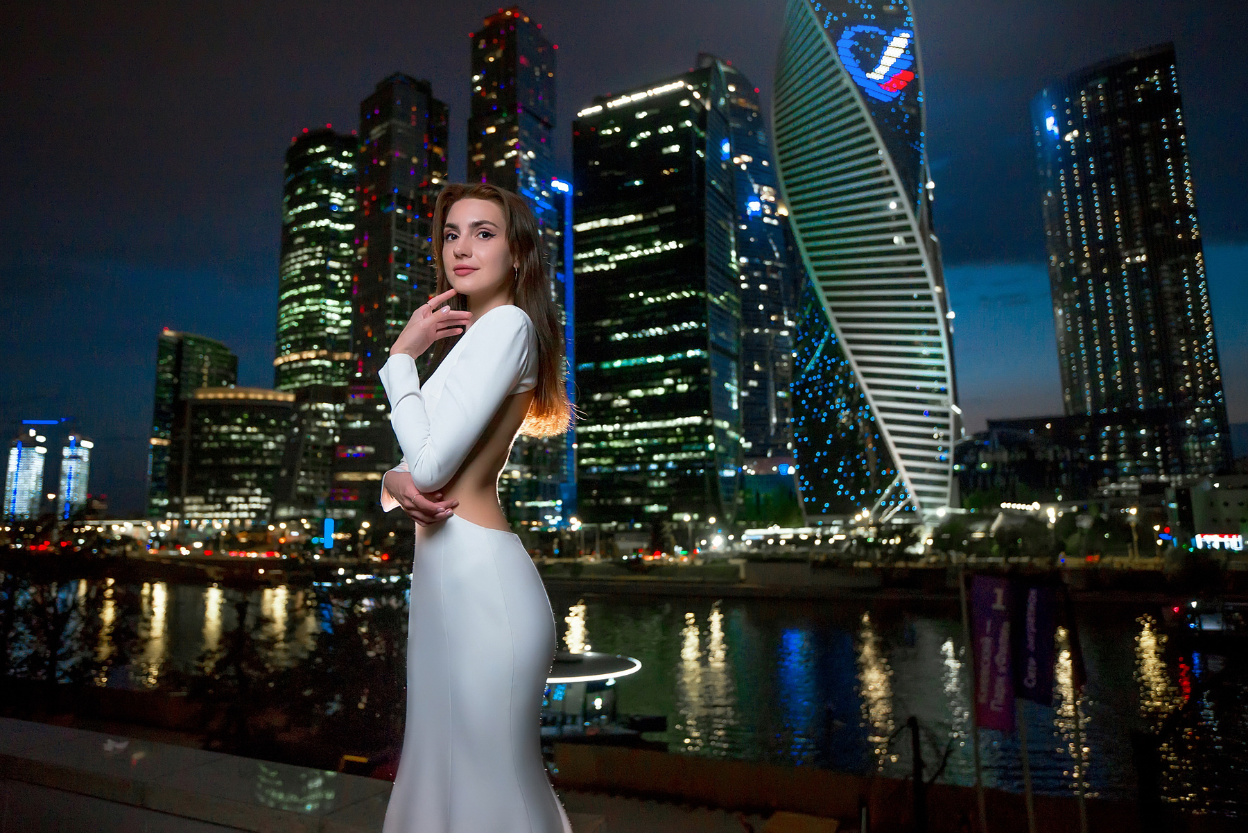 Портрет фоне Москва-Сити москва москвасити фотосессиямосквасити moscow moscowcity фотосессиямосква фотомосквы ночнаямосква mosowcity nightmoscow nightmoscowcity москвацентр москвалюблютебя