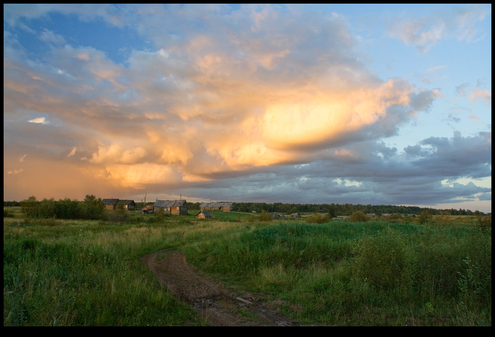 Глубинка вечер,солнцем,освещенные,облака,деревенька,дорога