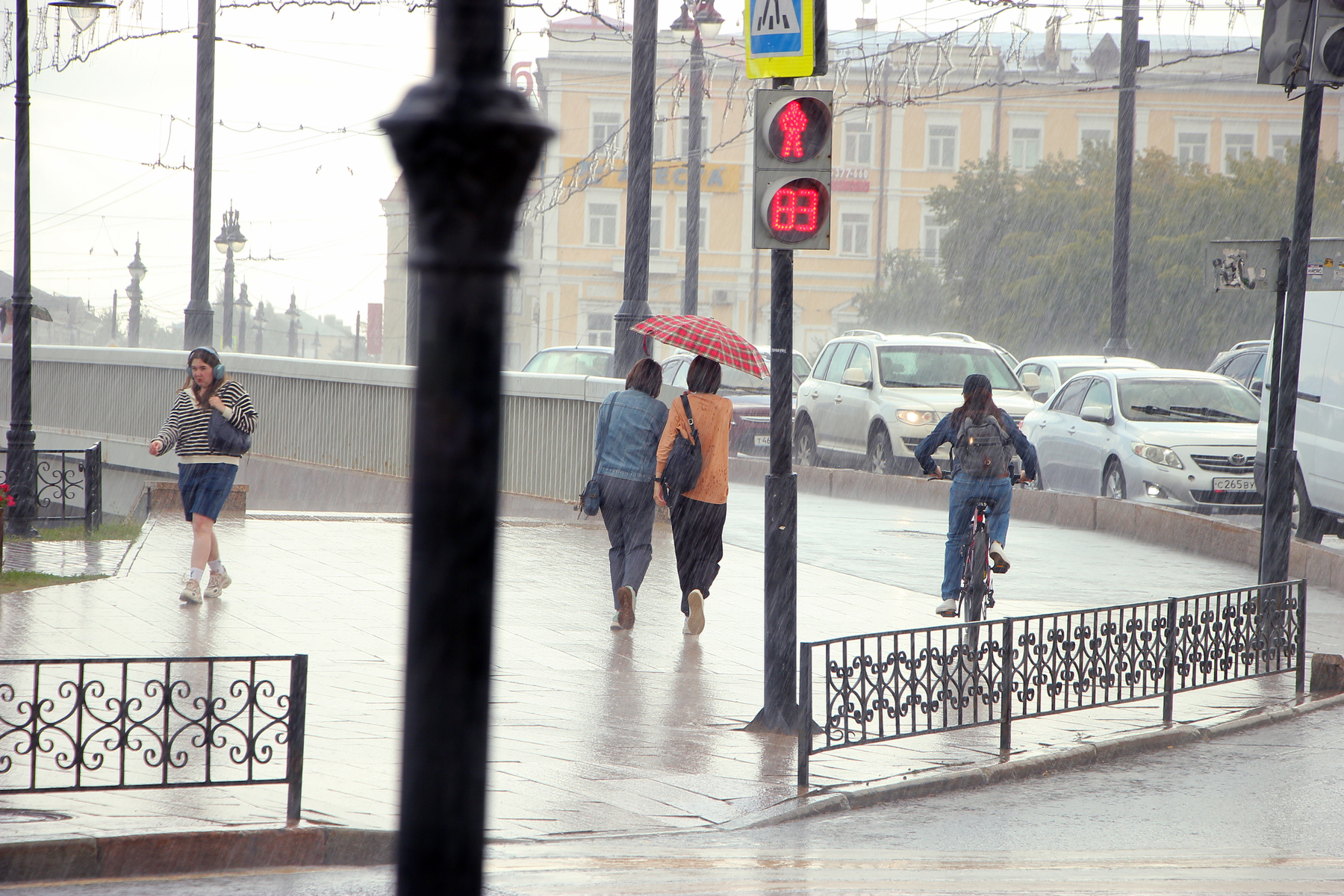 люди под дождем город люди события