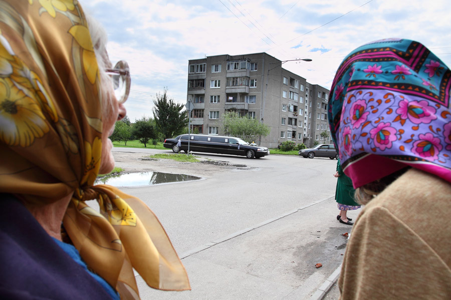 * * * бабушки, лимузин