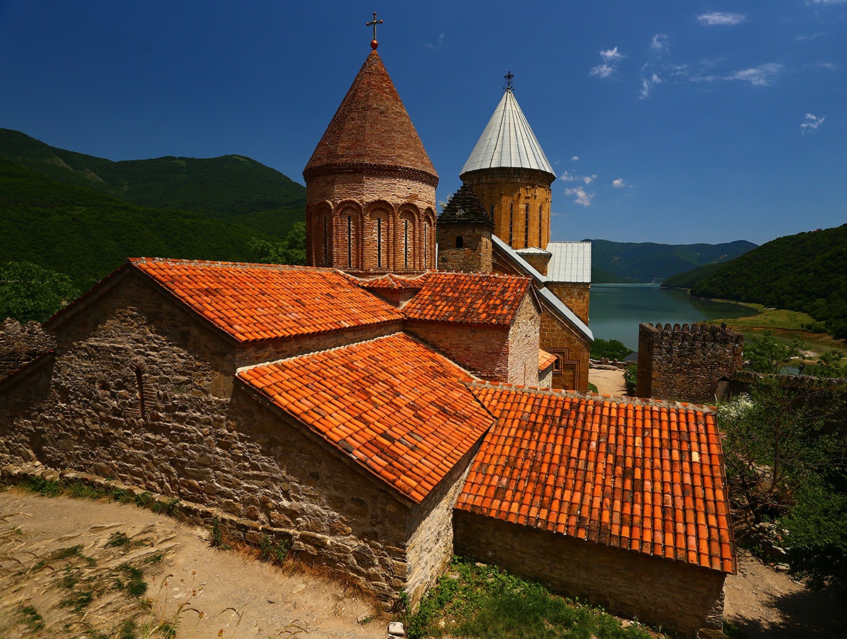 черепичные крыши в Ананури 