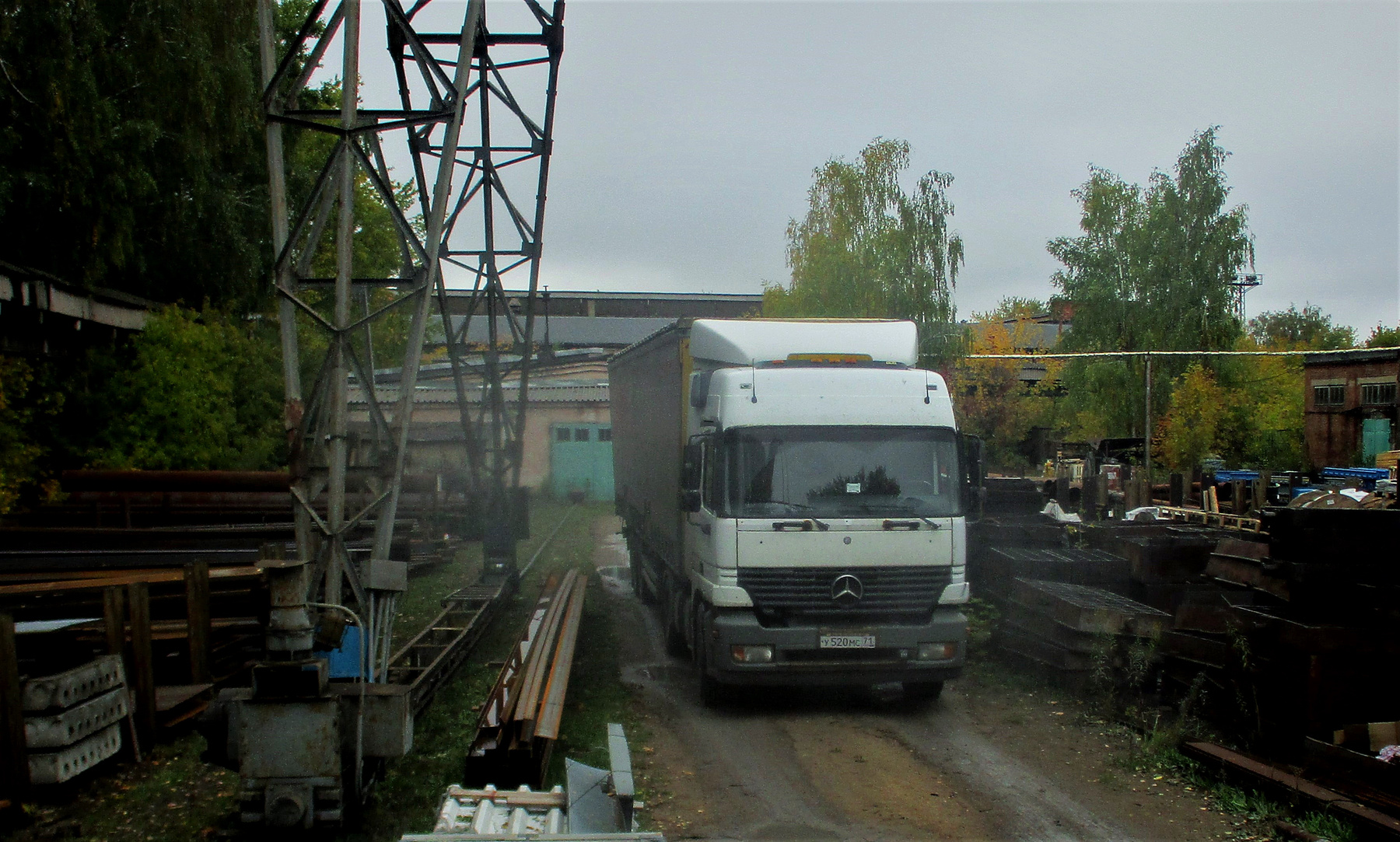 Мерседес Мерседес авто тягач завод склад осень