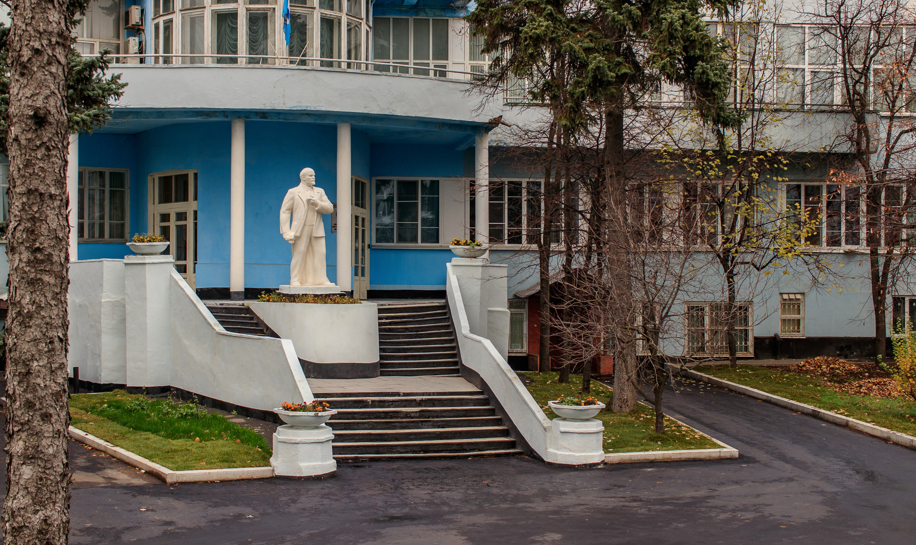 Ленин всегда живой, Ленин всегда с тобой (у м. Тушинская) Город