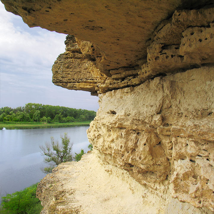 Карниз скала карниз водная гладь необитаемый остров ню
