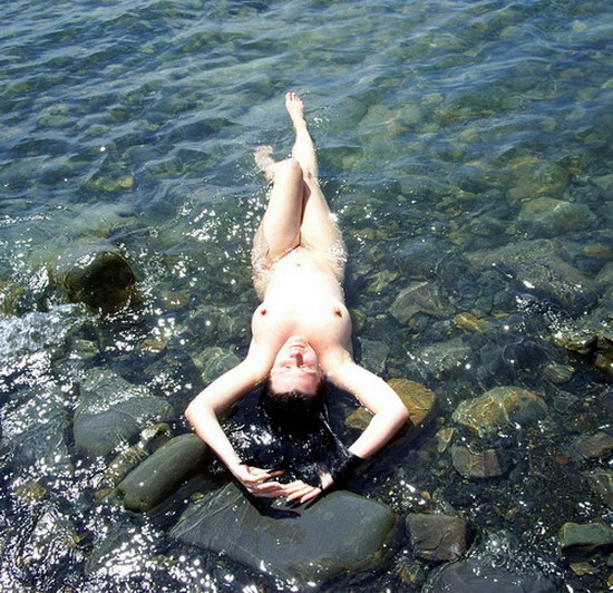 Все на море, вода отличная! Море солнце камни девушка