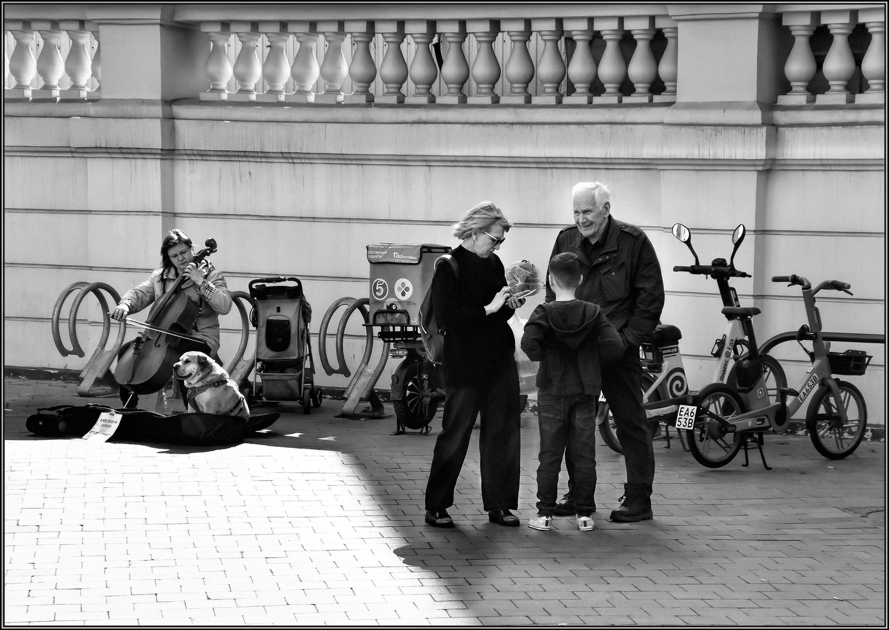 ...... Музыка вечна !.... улица люди события