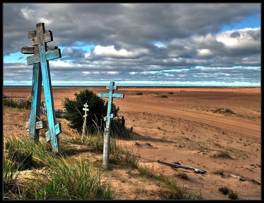 У самого синего моря... небо кресты песок пустыня кладбище