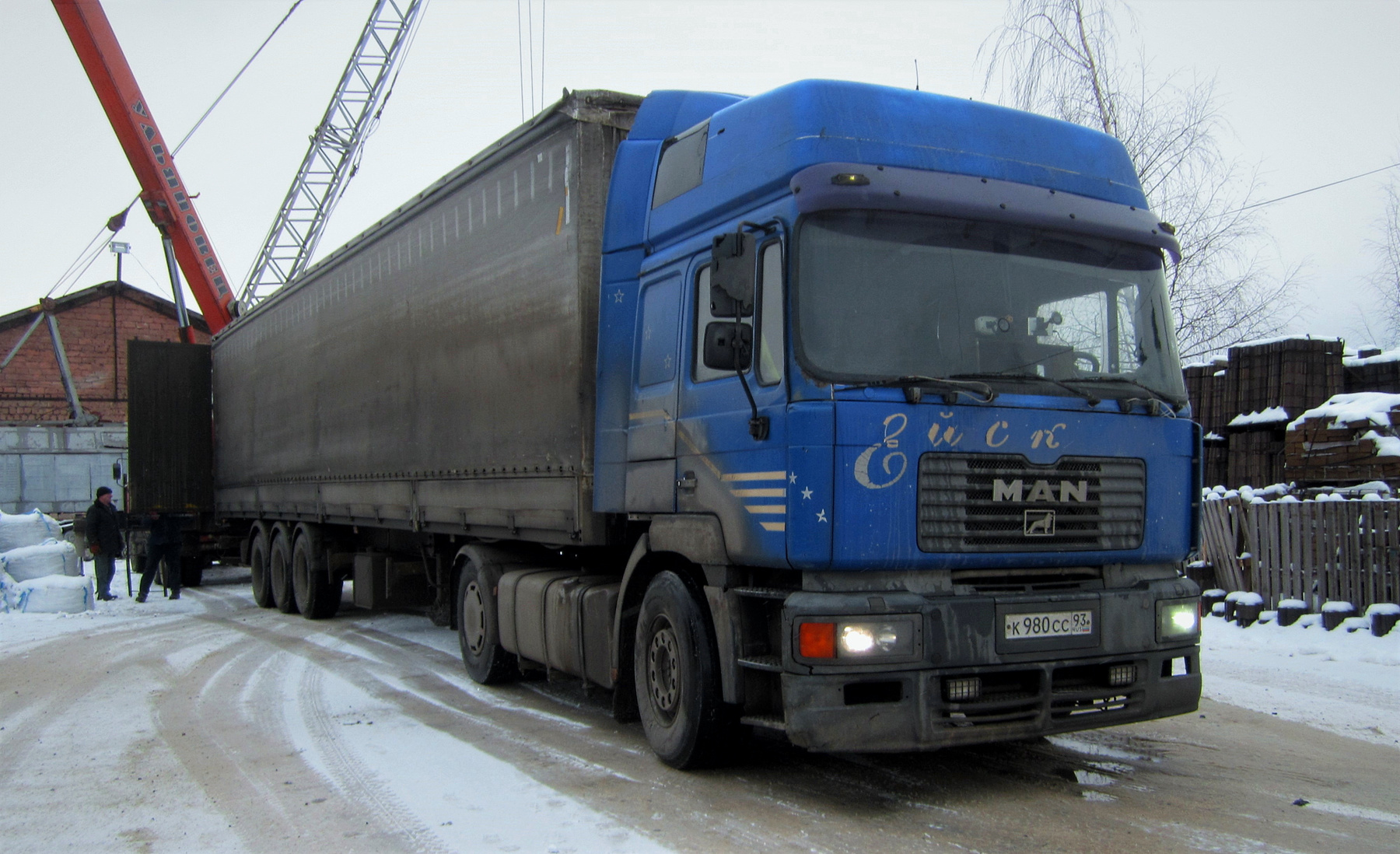 MAN MAN авто тягач завод склад зима