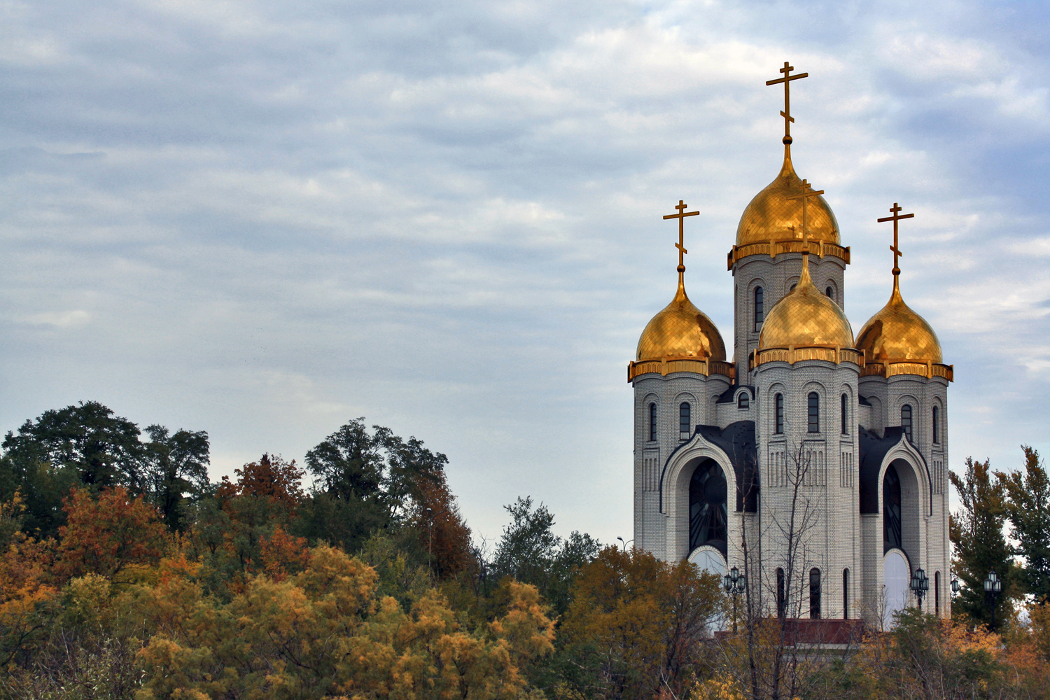Храм Всех Святых архитектура великая отечественная война вечер взгляд волгоград высота город день победы деревья история крест купола май мамаев курган памятник память победа религия родина россия сталинград храм церковь