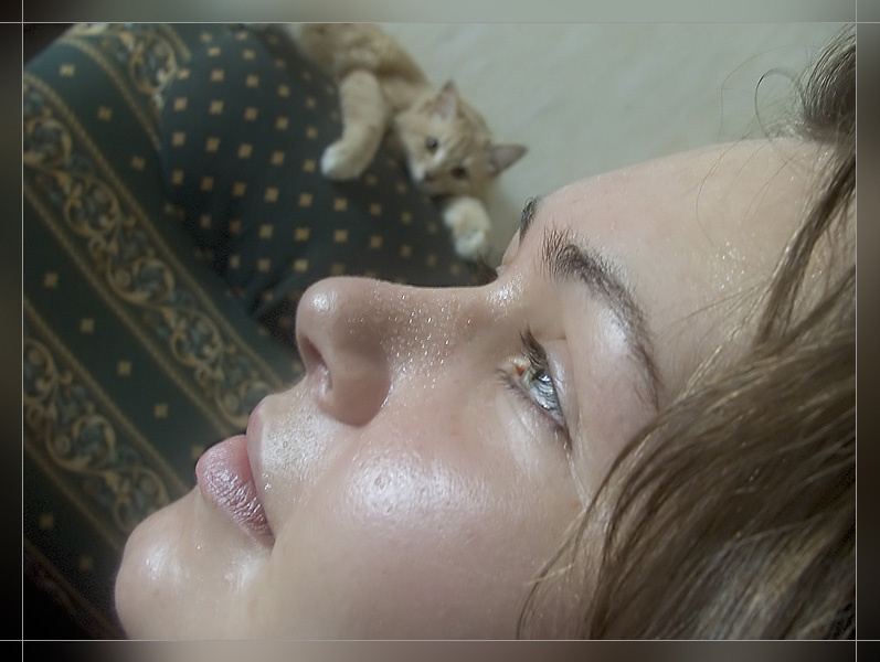 Уставшая, но довольная! ЖАРКОЕ ЛЕТО 2004 девушка кот капли пота